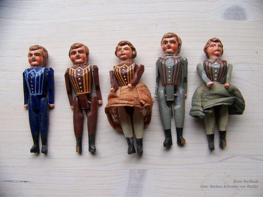 Ernst Seyffardt hat für seine fünf Kinder eine Schule mit Mobiliar und einige (Schüler) Püppchen hergestellt (Biedermeier Epoche). Das ist noch der klägliche Rest 