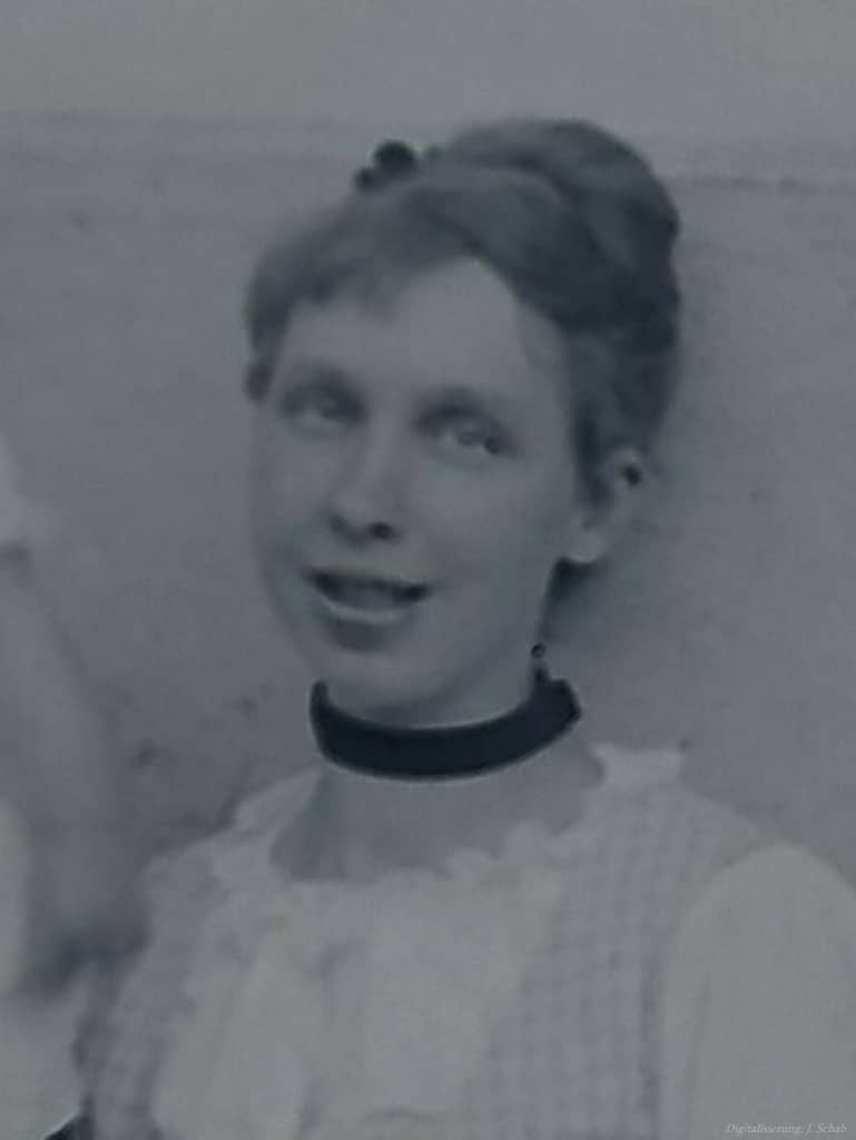 Foto von Künstlerin Bertha von Buttlar vor dem Familienhaus in Grins Tirol